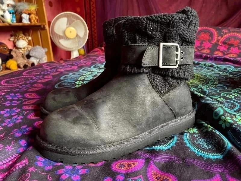 Mooie Ugg's met gebreide bovenkant en riempjes 39 nu 99,99€, Zwart, Lage of Enkellaarzen, Ophalen of Verzenden, Zo goed als nieuw