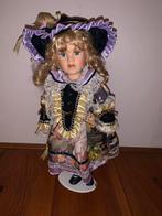 Porseleinen Pop met Gedetailleerde Jurk en Hoed -, Ophalen of Verzenden, Zo goed als nieuw, Pop