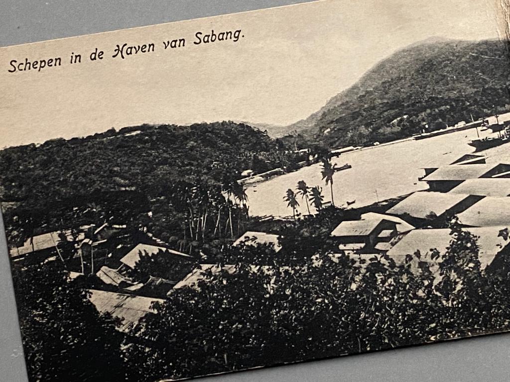 Langwerpige ansichtkaart Haven van Sabang Ned. Indië, Verzamelen, Ophalen of Verzenden, Voor 1920, Gelopen, Buiten Europa