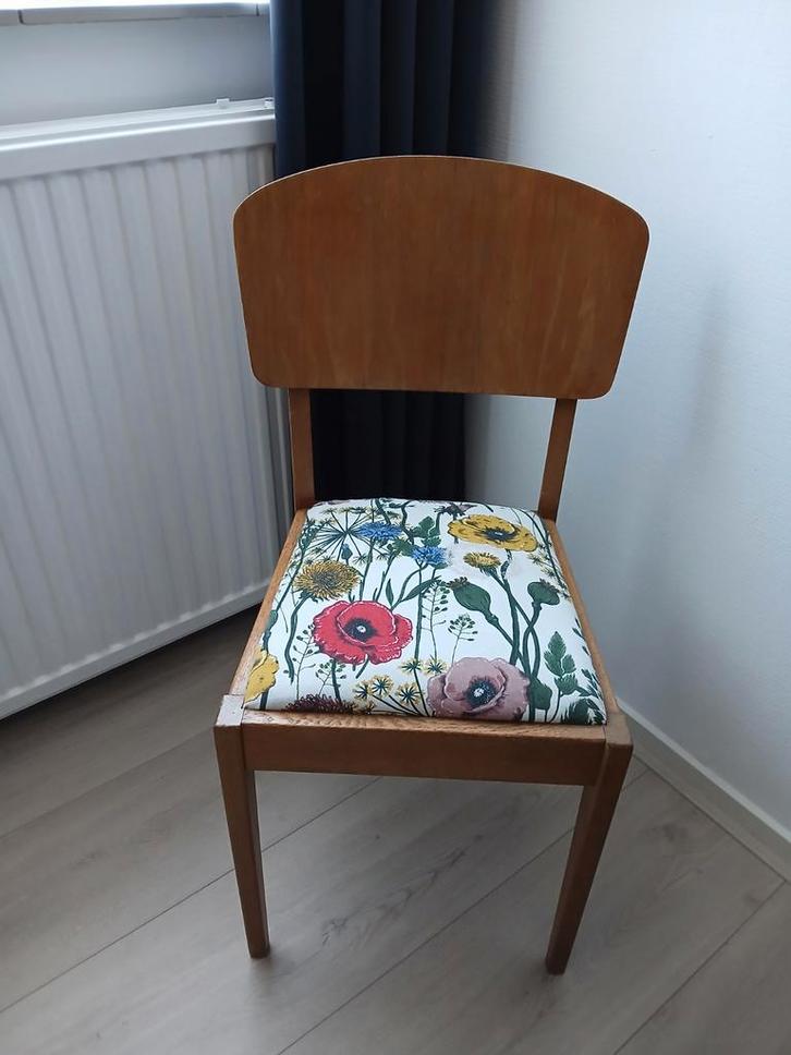 Vintage houten stoel met bloemenprint zitting, Huis en Inrichting, Stoelen, Gebruikt, Eén, Hout, Stof, Bruin, Ophalen