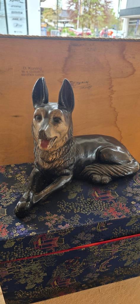 Vintage stenen beeld van een Duitse herder, Antiek en Kunst, Ophalen of Verzenden, 20 - 50 cm, Beeld, Bruin