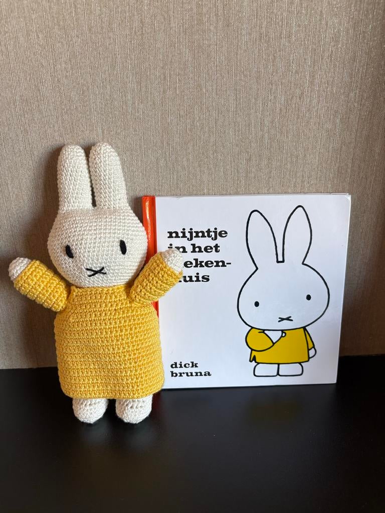 Nijntje in het ziekenhuis boekje met gehaakte knuffel, Ophalen of Verzenden, Zo goed als nieuw, 2 tot 3 jaar