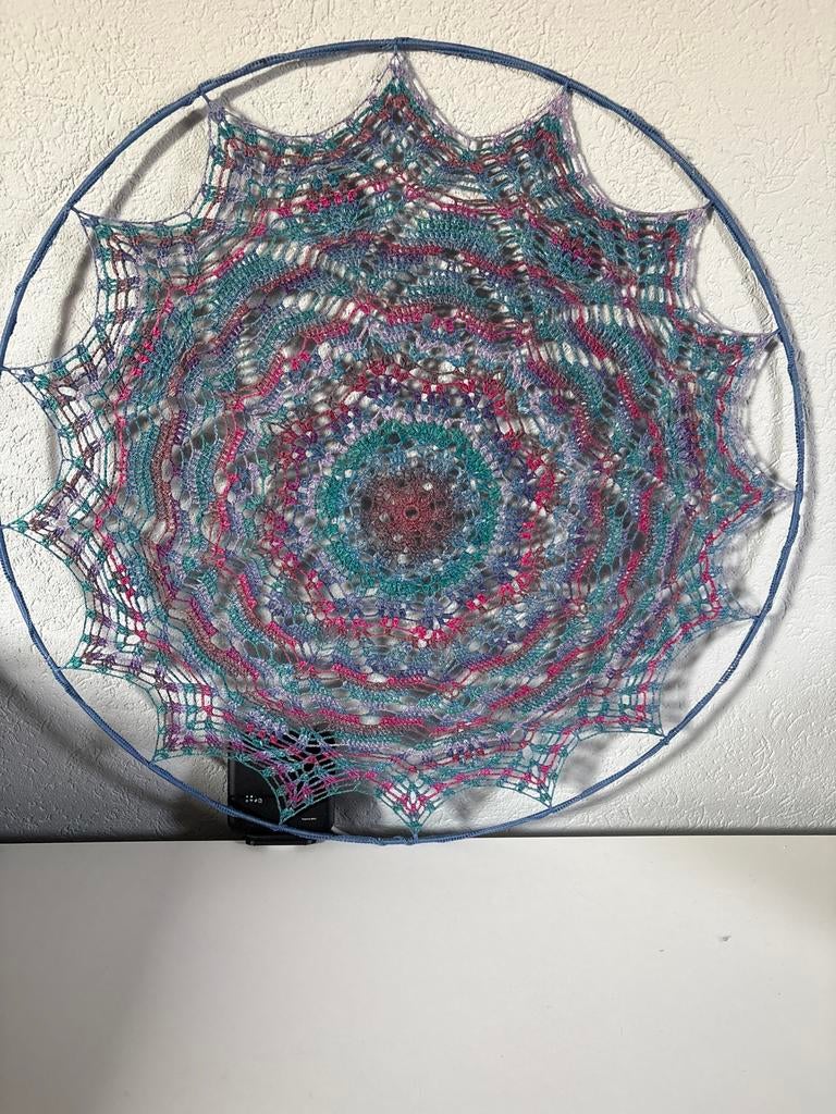 Gehaakte mandala in ring, Ophalen