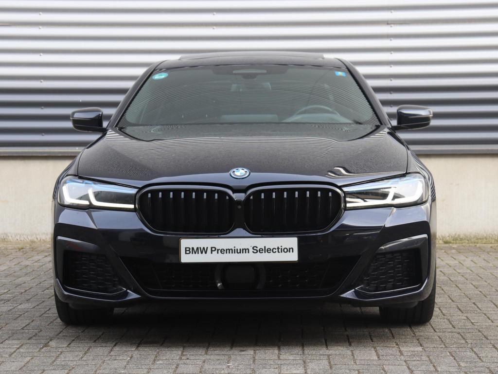 BMW 5-serie 545e xDrive | M Sportpakket Pro | High Executive, Auto's, BMW, Stof, Gebruikt, 394 pk, Stoelverwarming