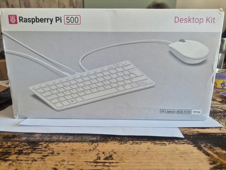 Raspberry Pi 500 Desktop Kit - Compacte PC in toetsenbord, Computers en Software, Desktop Pc's, Nieuw, Minder dan 2 Ghz, SSD, 8 GB