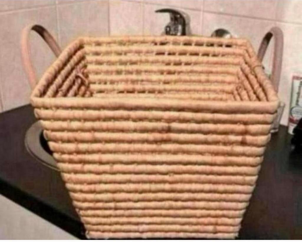 Grote Mand met leren hengsels. zgan / IJzeren Dienblad, Huis en Inrichting, Woonaccessoires | Schalen en Manden, Ophalen of Verzenden