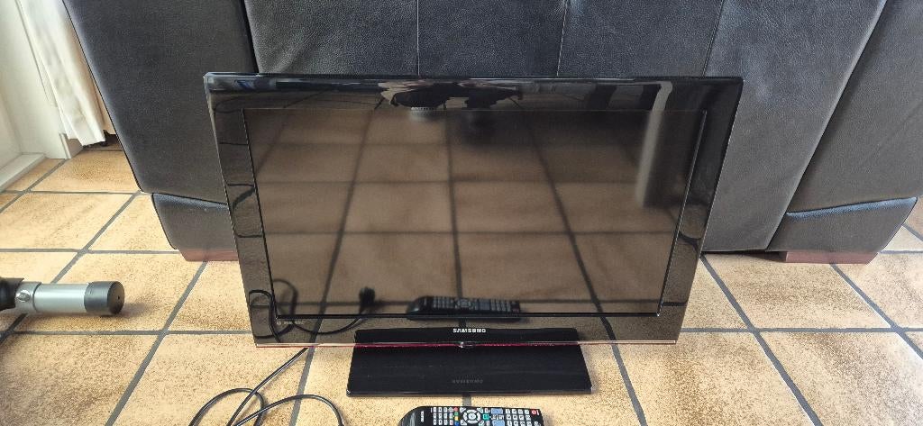 Samsung LCD tv 32 inch + eventueel Tv kastje, Ophalen, 50 Hz, LCD, 80 tot 100 cm