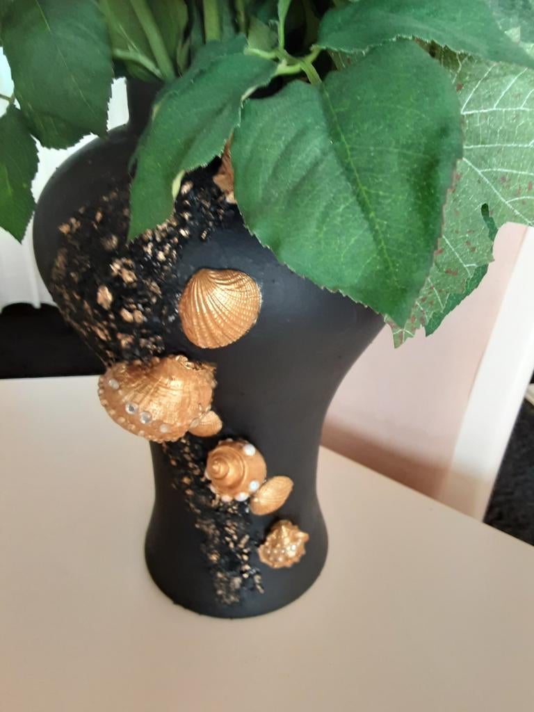 Unieke zwarte vaas, handgemaakt en versierd met een prachtig, Huis en Inrichting, Woonaccessoires | Zuilen en Pilaren, Ophalen of Verzenden