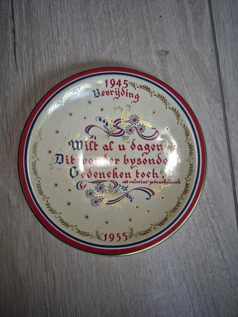 Gedenkbord Bevrijding 1945 uit 1955, Verzamelen, Blikken, Ophalen of Verzenden, Gebruikt, Overige