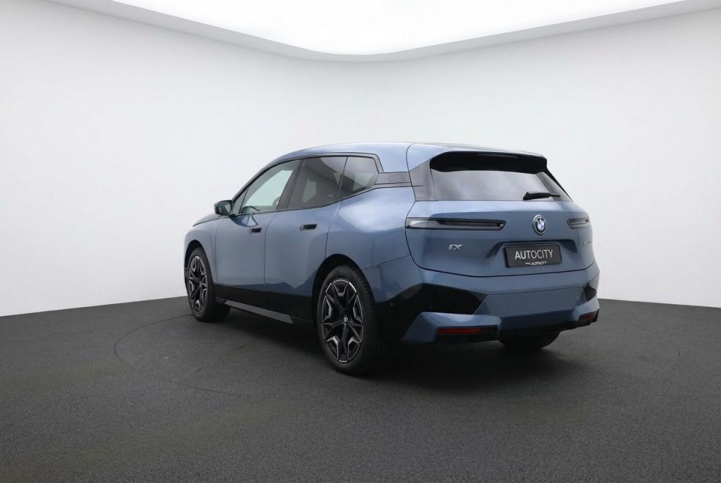 BMW iX iX 40 xDrive M Sport Pano l HUD l 360 Camera l H&K l, Auto's, BMW, Automaat, 0 cilinders, 327 pk, Leder