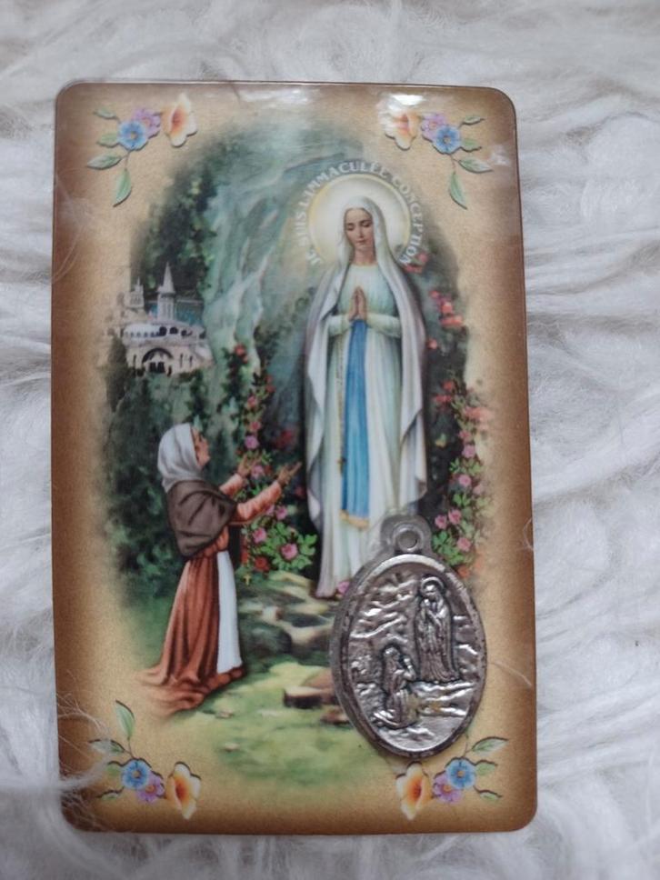 Gebedskaart Maria Lourdes met hanger, Antiek en Kunst, Antiek | Religie, Ophalen of Verzenden