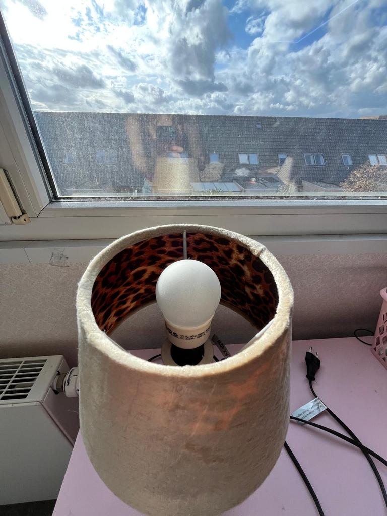 Tafellamp met panterprint en panters, Huis en Inrichting, Lampen | Tafellampen, Ophalen of Verzenden, Gebruikt, Metaal, Minder dan 50 cm