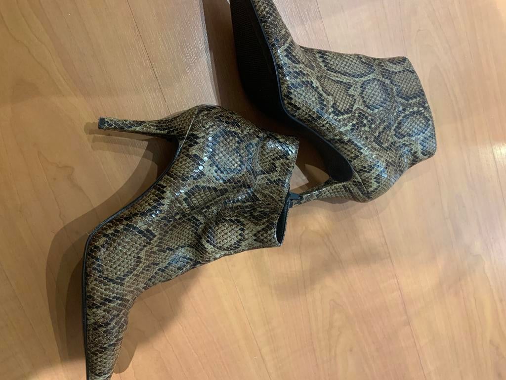 Mango enkellaarsjes met slangenprint - maat 39, Kleding | Dames, Schoenen, Ophalen of Verzenden, Gedragen, Overige kleuren, Lage of Enkellaarzen