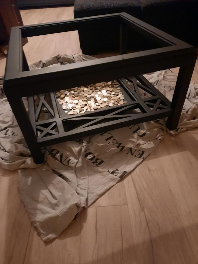 Tafel met glazen plaat en geld in de epoxy, Huis en Inrichting, Tafels | Sidetables, Ophalen of Verzenden, 25 tot 50 cm, Rechthoekig