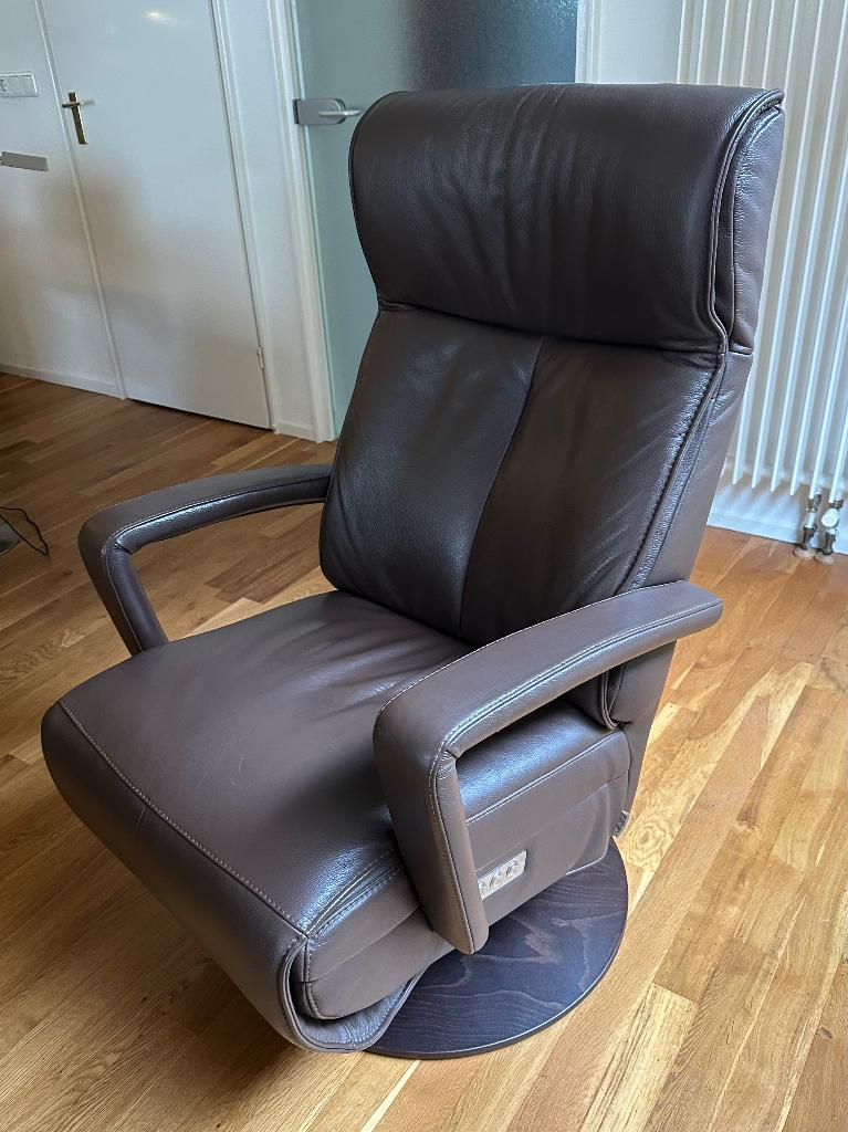 Relaxfauteuil Prominent Stockholm - Elektrisch - Draaivoet, Huis en Inrichting, Fauteuils, Ophalen, Minder dan 75 cm, Leer, Zo goed als nieuw
