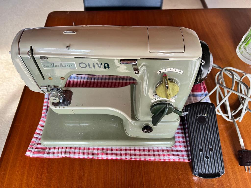 Olivia Naaimachine incl. koffer (elektrisch met voetpedaal), Hobby en Vrije tijd, Naaimachines en Toebehoren, Ophalen, Gebruikt