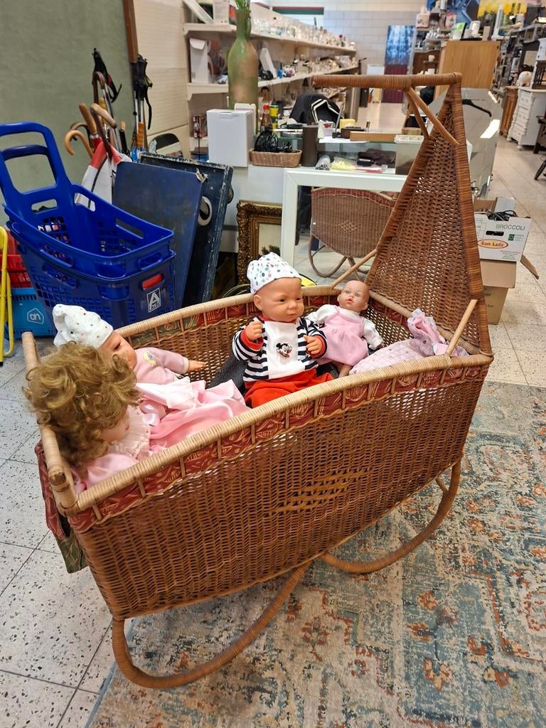 Wiegje van riet met poppen, Ophalen, Babypop