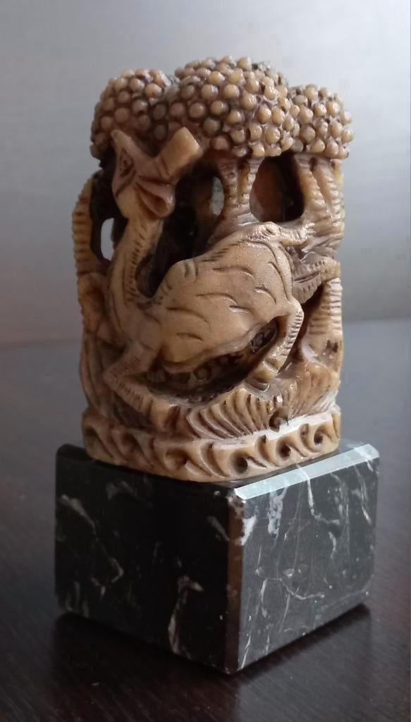 Antiek handgesneden steen beeldje Leeuw en Antilope in bos, Antiek en Kunst, Ophalen of Verzenden