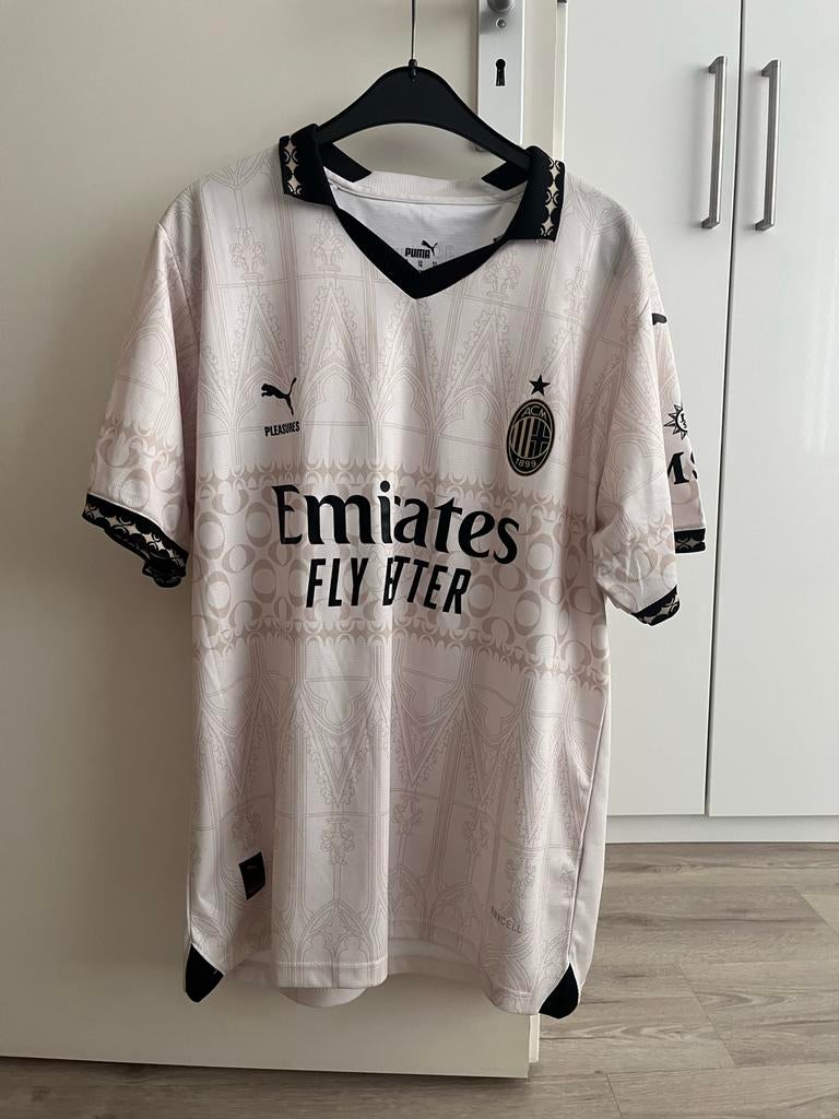 AC Milan x Pleasures 4e Tenue - Nieuw!, Ophalen of Verzenden, Nieuw, Maat 52/54 (L), Beige