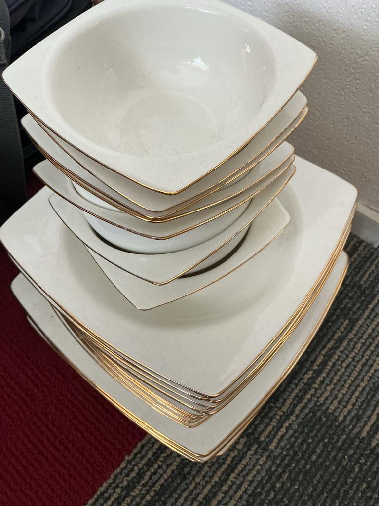 Wit servies met gouden rand - vierkant, Ophalen, Gebruikt, Keramiek, Effen