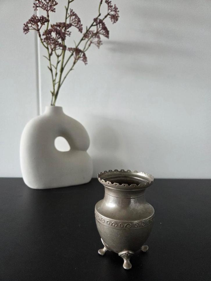 Antiek tinnen vaasje op pootjes - ABK 1918 RIO Tiel, Antiek en Kunst, Antiek | Tin, Ophalen of Verzenden