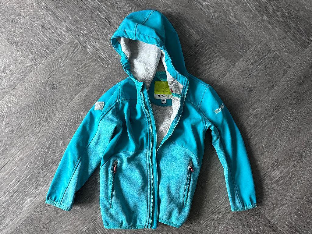 Softshell zomerjas maat 116 licht blauw van regatta, Kinderen en Baby's, Kinderkleding | Maat 116, Gebruikt, Regatta, Jongen of Meisje