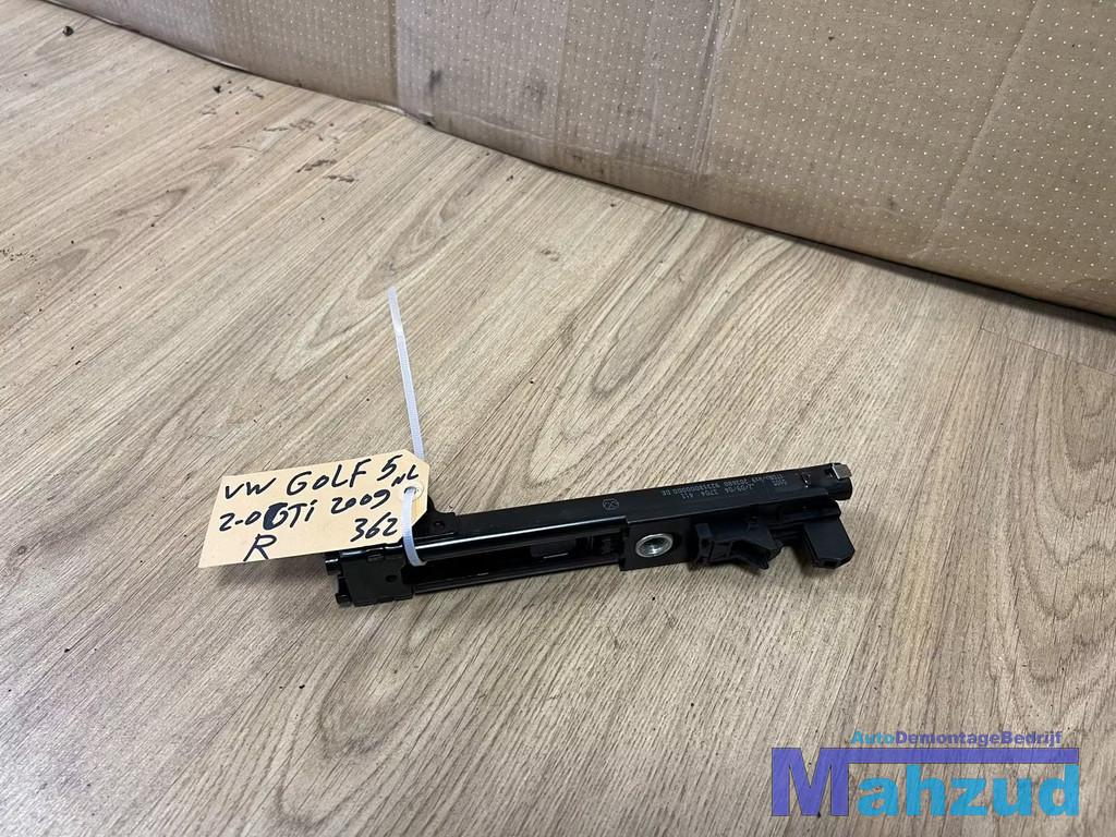 VW GOLF 5 Rechts gordel houder hoogteverstelling 2003-2009, Auto-onderdelen, Gebruikt, Volkswagen, Volkswagen AG, Berliner Ring 2
38440  Wolfsburg, DE