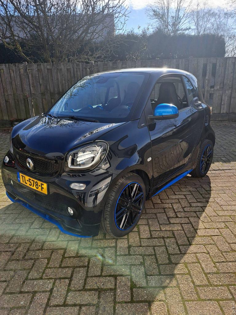 Smart ForTwo EQ - Brabus style - 31.033 km, Auto's, Smart, Automaat, Achterwielaandrijving, 37 €/maand, Zwart
