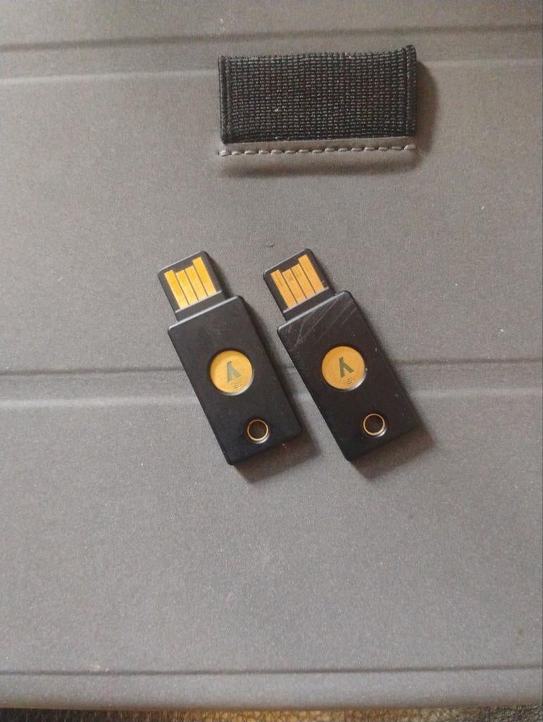 YubiKey 5 NFC USB-A Beveiligingssleutel (2 stuks), Ophalen of Verzenden, Gebruikt