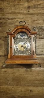 Antieke tafelklok met maanfase en messing details, Antiek en Kunst, Antiek | Klokken, Ophalen of Verzenden