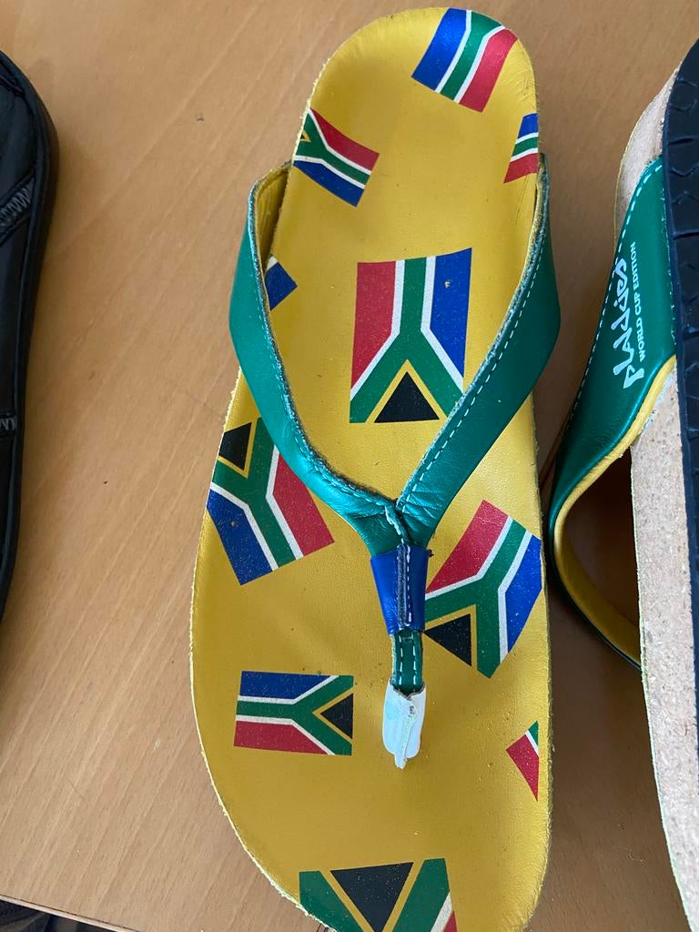 Plakkies , slippers met vlag van zuidafrika , maat 38, Slippers, Geel, Ophalen of Verzenden, Zo goed als nieuw