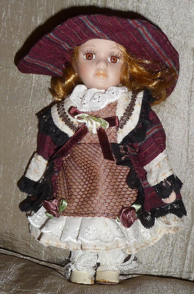 Popje met porcelein hoofdje onderarmen en benen. ca 21cm., Verzamelen, Ophalen of Verzenden, Gebruikt, Pop
