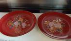 Twee Japanse rode borden met pauw en bloemen, Ophalen of Verzenden