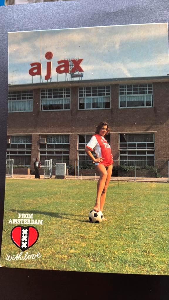 Amsterdam Oost Stadion de Meer met dame in TDK shirt, Verzamelen, Sportartikelen en Voetbal, Zo goed als nieuw, Spelerskaart, Ajax