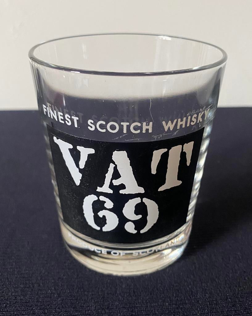 Glas van VAT 69 finest scotch whisky. Hoogte 9 cm., Verzamelen, Ophalen of Verzenden, Zo goed als nieuw, Borrel- of Shotglas