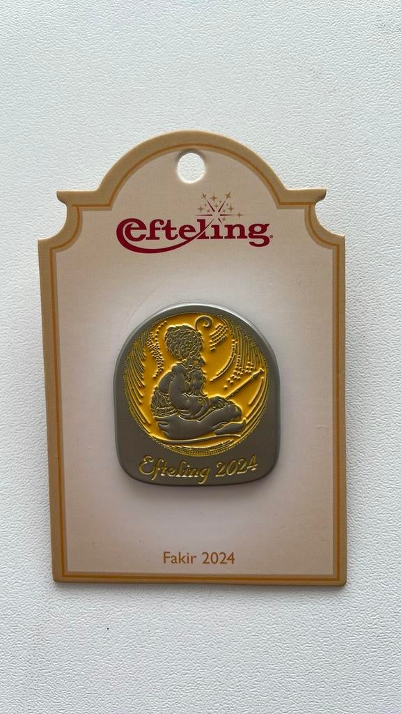 Efteling pin Fakir 2024 op kaartje EPP 466, Verzamelen, Efteling, Ophalen of Verzenden, Zo goed als nieuw, Button of Speldje