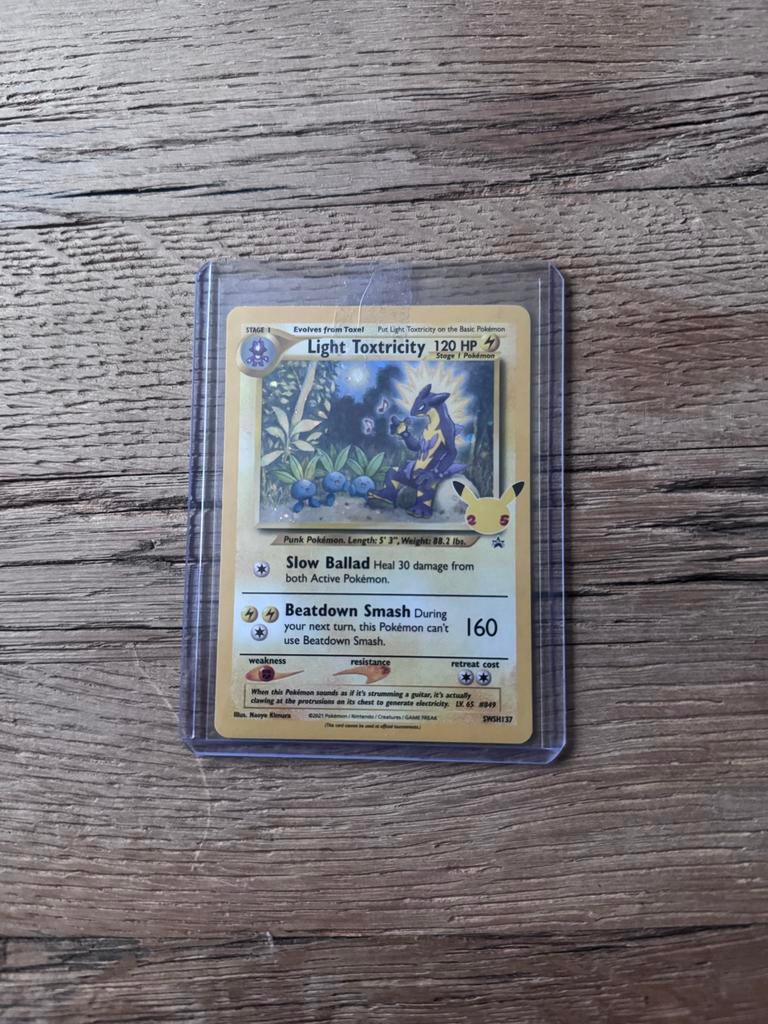 Light Toxtricity 25th Celebration Pokémon Kaart, Ophalen of Verzenden, Zo goed als nieuw, Losse kaart