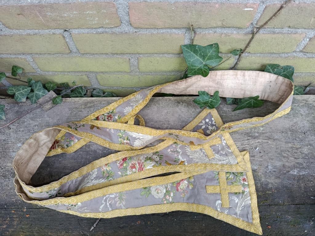 Antieke Stola met Geborduurde Bloemen en Gouden Bies, Ophalen of Verzenden