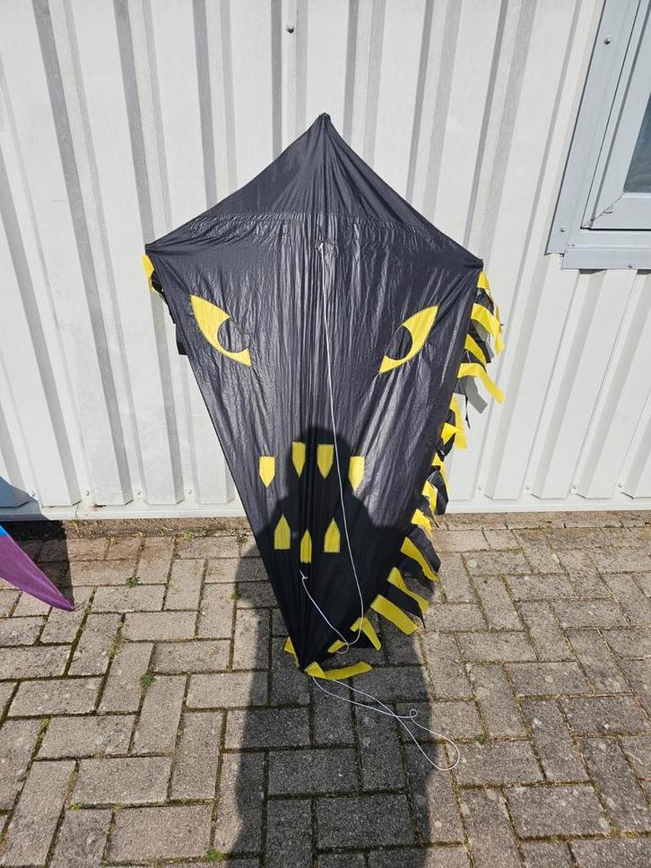 Monster Eddy Vlieger 90x140 cm - Zwart met Gele Ogen, Sport en Fitness, Vliegeren, Ophalen of Verzenden