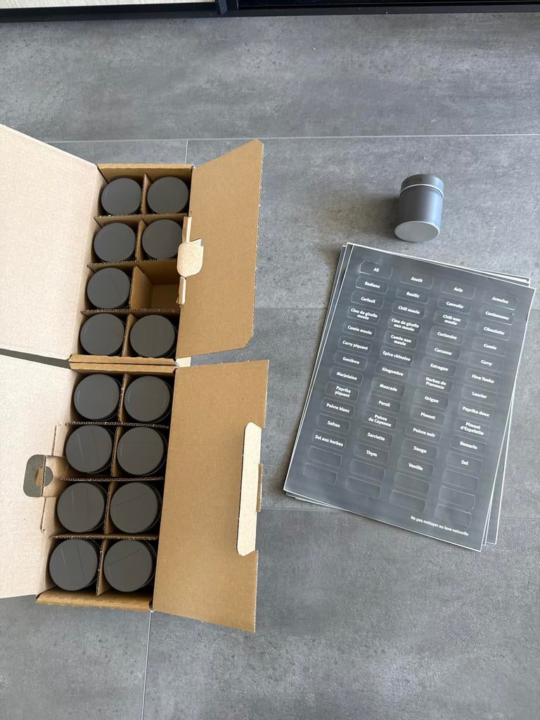16x Kruidenpotjes met labels - Nieuw in doos, Nieuw, Ophalen of Verzenden, Voorraadpot, Metaal