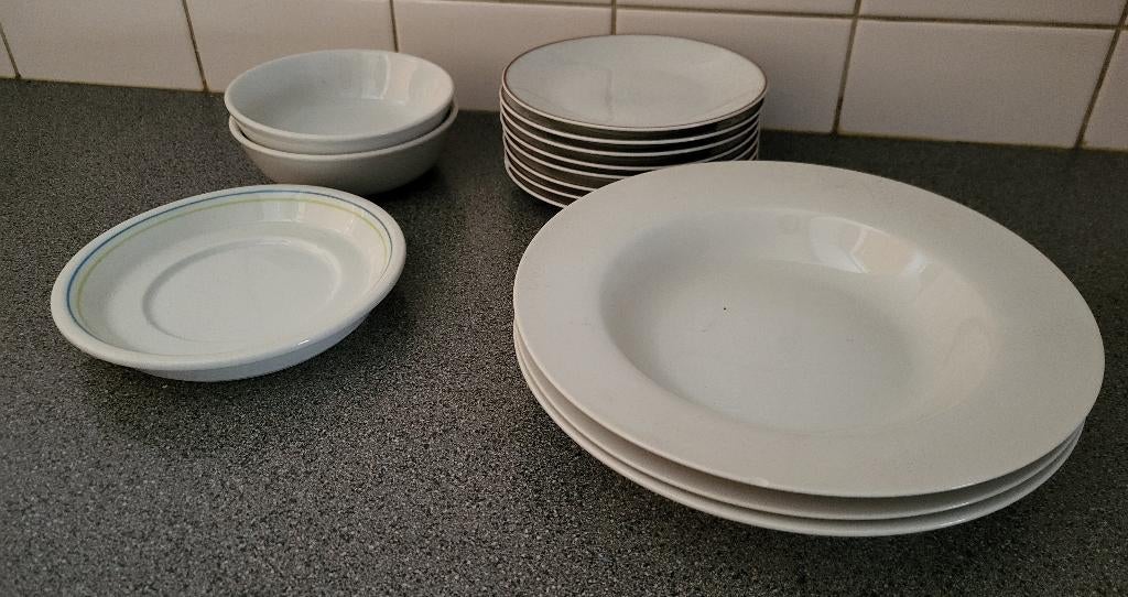 diverse borden, schaaltjes, mokken en diverse glazen, Ophalen, Overige materialen, Gebruikt, Overige typen