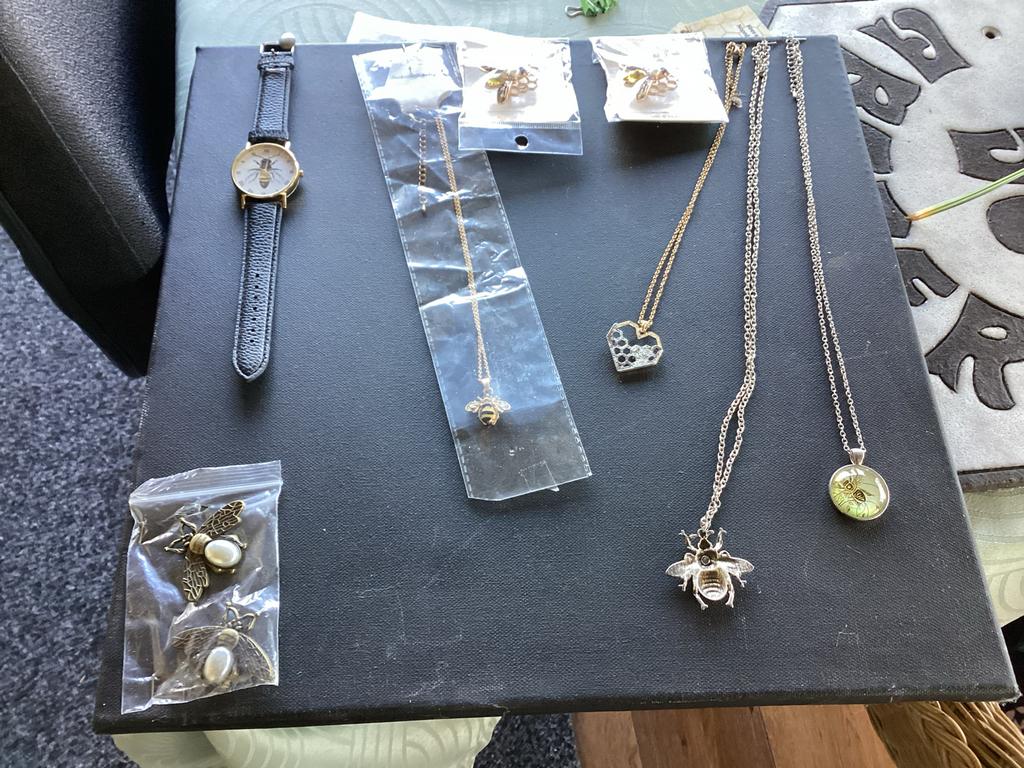Diverse Bijen Sieraden Collectie: Kettingen, Horloge, Broche, Nieuw, Ophalen of Verzenden, Goud, Overige materialen