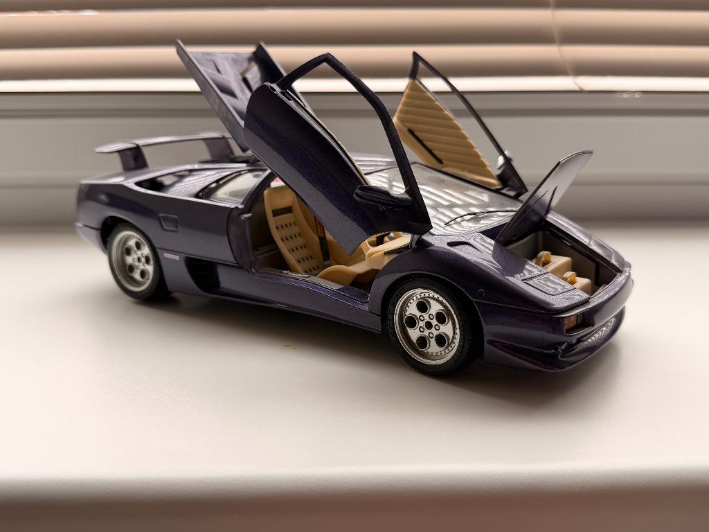 Bburago Lamborghini Diablo 1990 Paarsschaal 1:18, Hobby en Vrije tijd, Modelauto's | 1:18, Ophalen, Zo goed als nieuw, Auto, Bburago