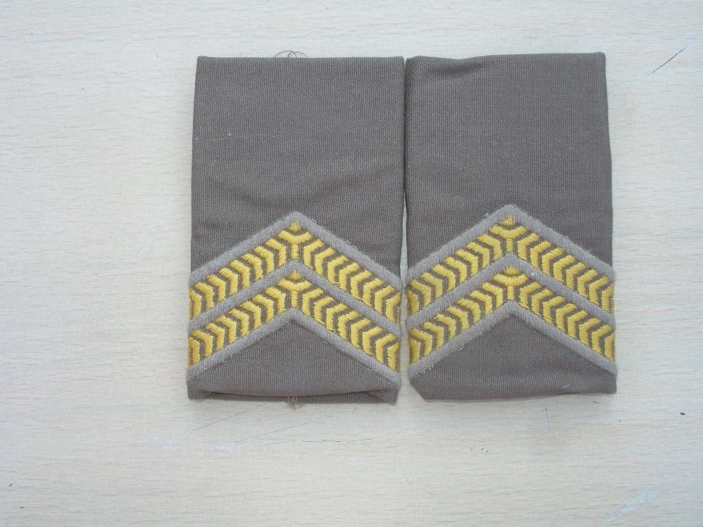 Rangonderscheiding schouder korporaal 1, Verzamelen, Ophalen of Verzenden, Landmacht, Nederland, Embleem of Badge