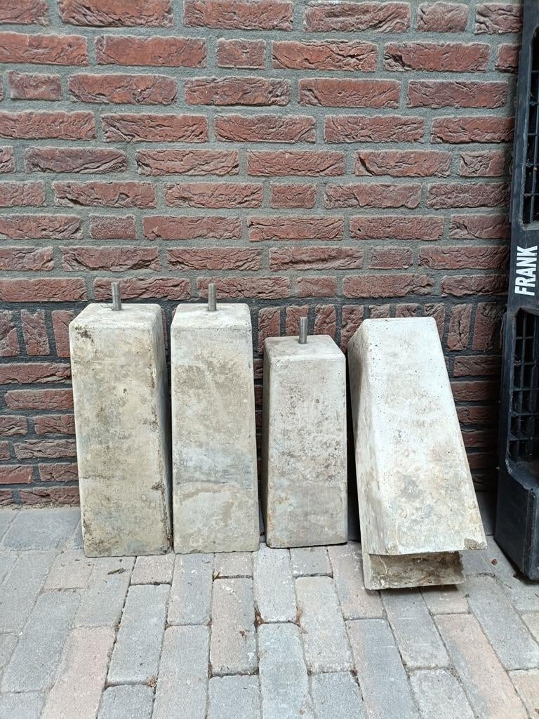 Betonnen poeren met schroefdraad - 4 stuks, Doe-het-zelf en Verbouw, Overige Doe-het-zelf en Verbouw, Ophalen of Verzenden, Gebruikt