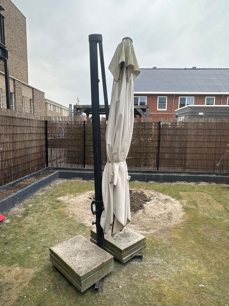 Parasol met voet, Zweefparasol, Verstelbaar, Gebruikt, 2 tot 3 meter