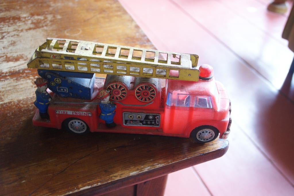brandweerauto speelgoed kunststof en beetje blik, Antiek en Kunst, Antiek | Speelgoed, Ophalen of Verzenden