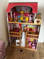 Groot houten poppenhuis met meubels en poppen, Ophalen of Verzenden, Gebruikt, Poppenhuis