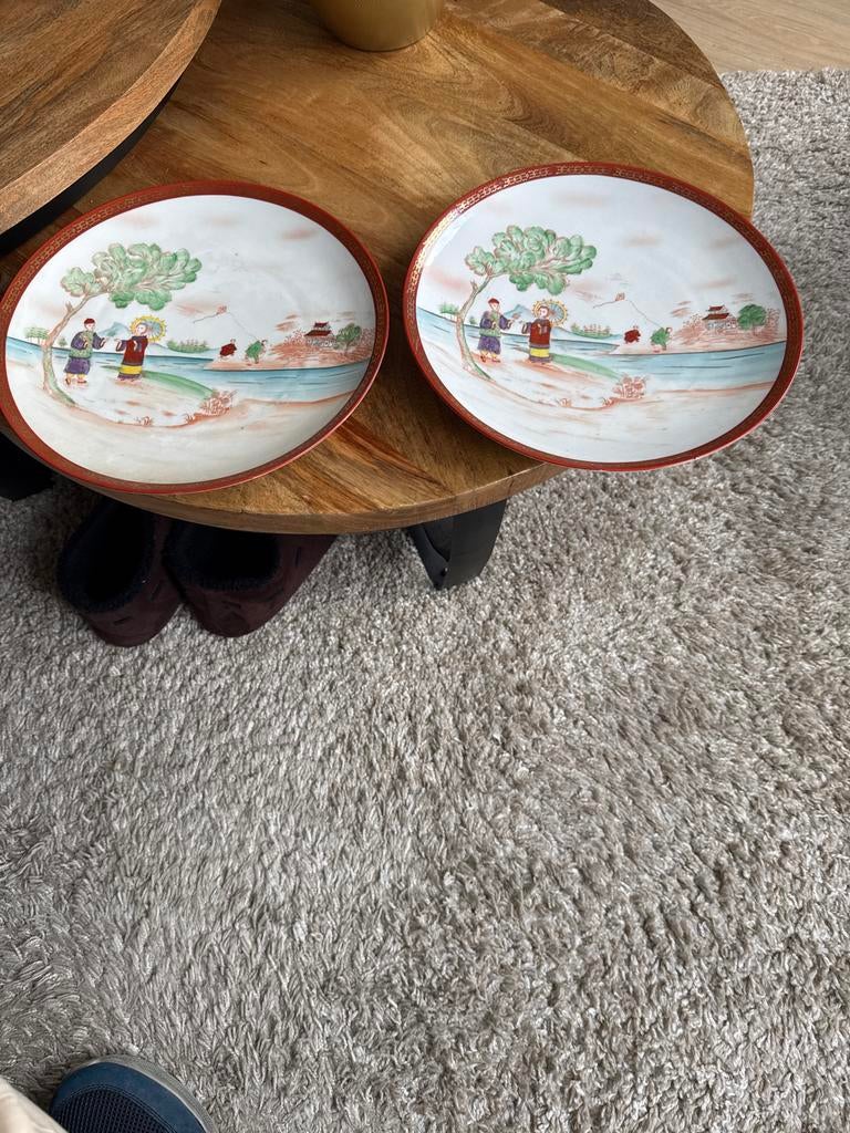 Set van 2 decoratieve borden met Oosterse taferelen, Antiek en Kunst, Antiek | Porselein, Ophalen of Verzenden