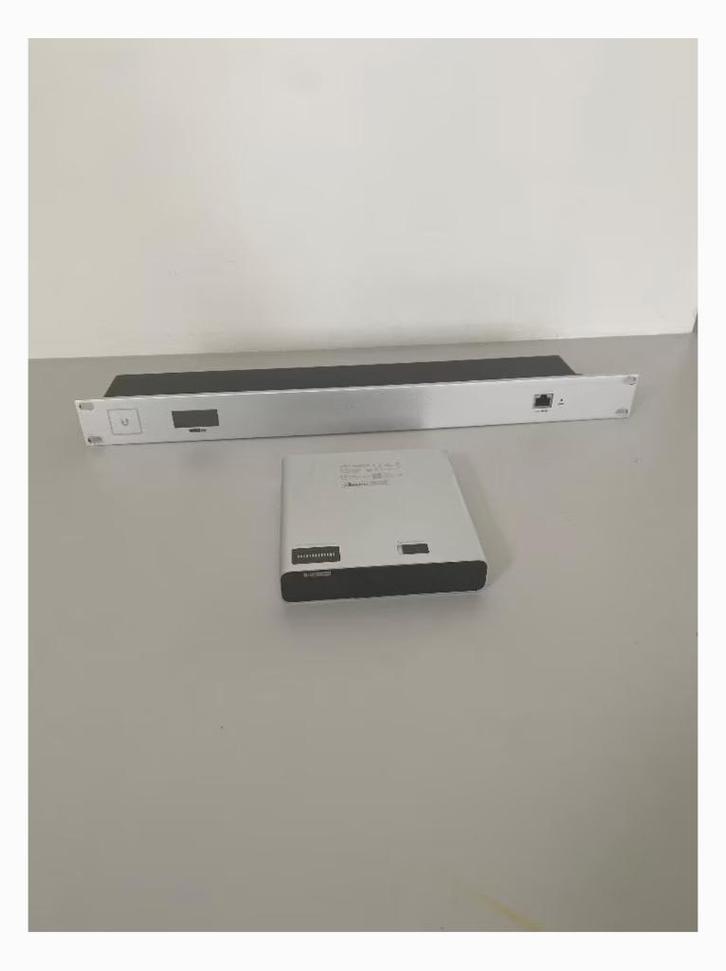 Cloud Key Gen2 Plus + Rack Mount Kit + SSD (Controller/NVR), Computers en Software, Routers en Modems, Zo goed als nieuw, Ophalen of Verzenden